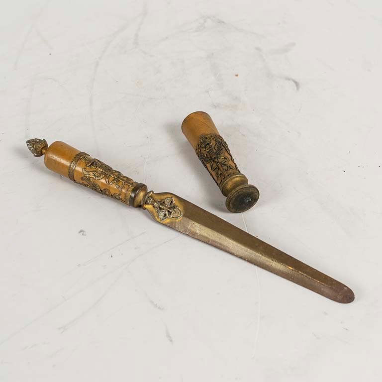 Set de Escritorio de Bronce y Madera Tallada