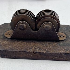Afilador de Cuchillos Manual con Ruedas Metálicas y Mango de Madera - imagen 4