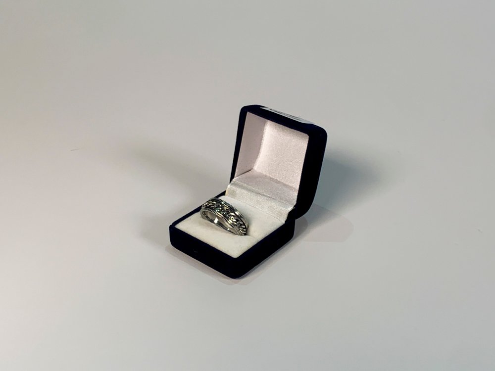 Anillo de Fantasía Plateado con Diseño de Eslabones
