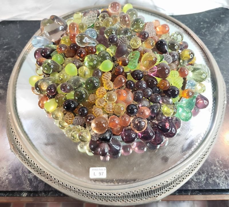 Lote anterior: Veladora rara con base metálica y uvas de vidrio en diferentes colores