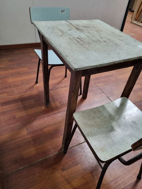 Mesa y sillas de madera y metal - imagen 4