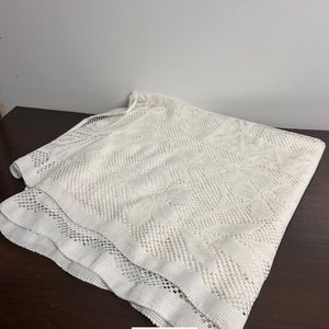 Lote siguiente: Mantel Blanco de Encaje con Diseño Floral