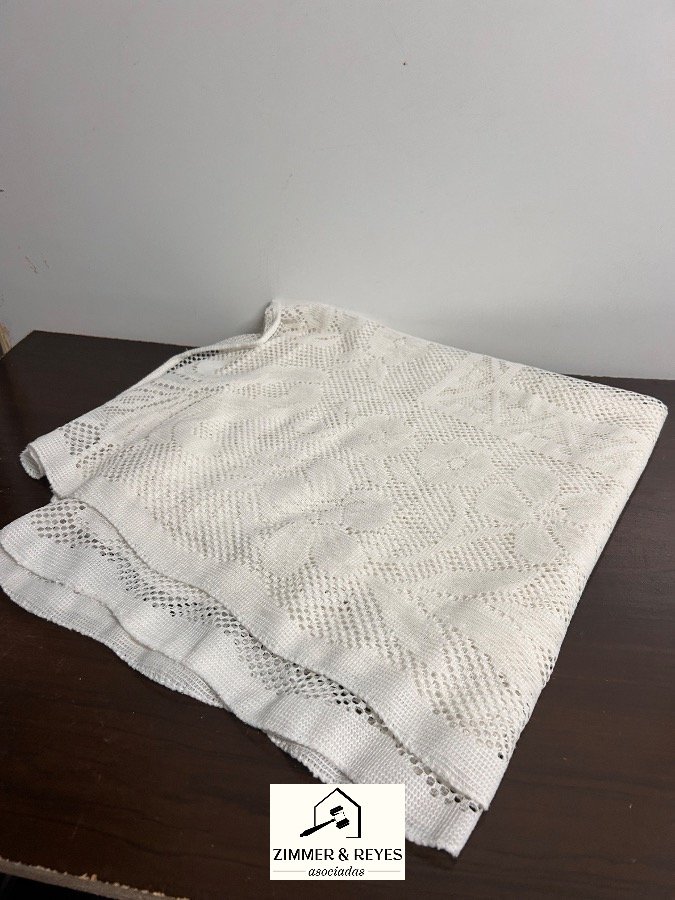 Mantel Blanco de Encaje con Diseño Floral