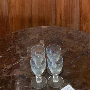 Lote siguiente: Juego de 4 Copitas de Licor con Base y Tallo Corto