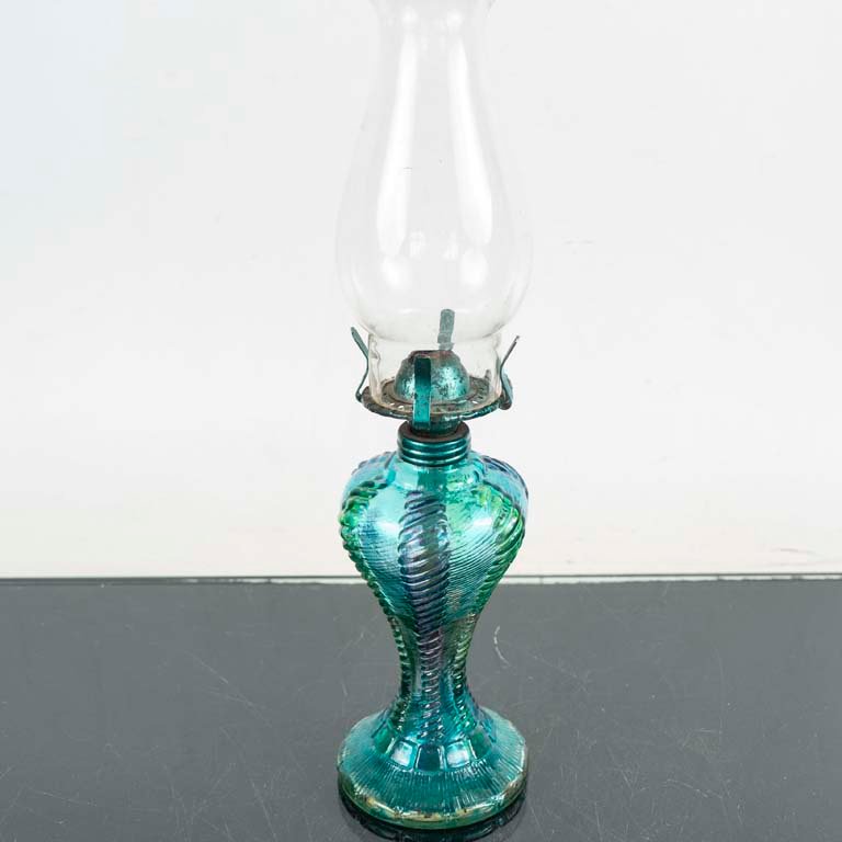 Lámpara a kerosene con depósito de vidrio color - imagen 2