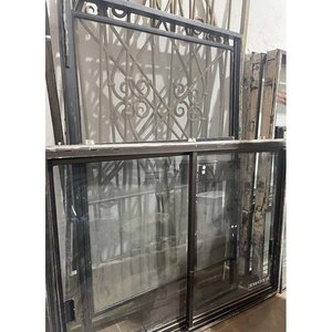 Lote siguiente: Ventana de Aluminio con Mosquitero y Marco Decorado