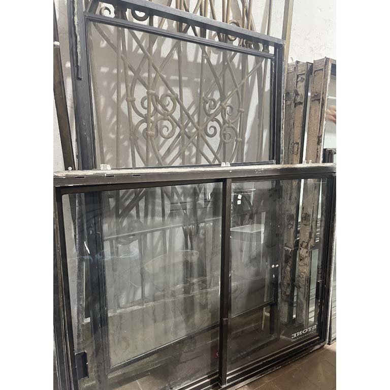 Ventana de Aluminio con Mosquitero y Marco Decorado