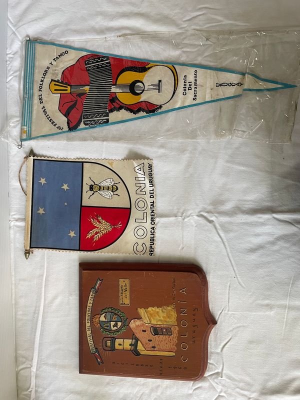 Banderines y Llavero de Madera Colonia del Sacramento 1969