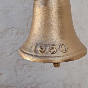 Campana Antigua Dorada con Año 1950 - imagen 2