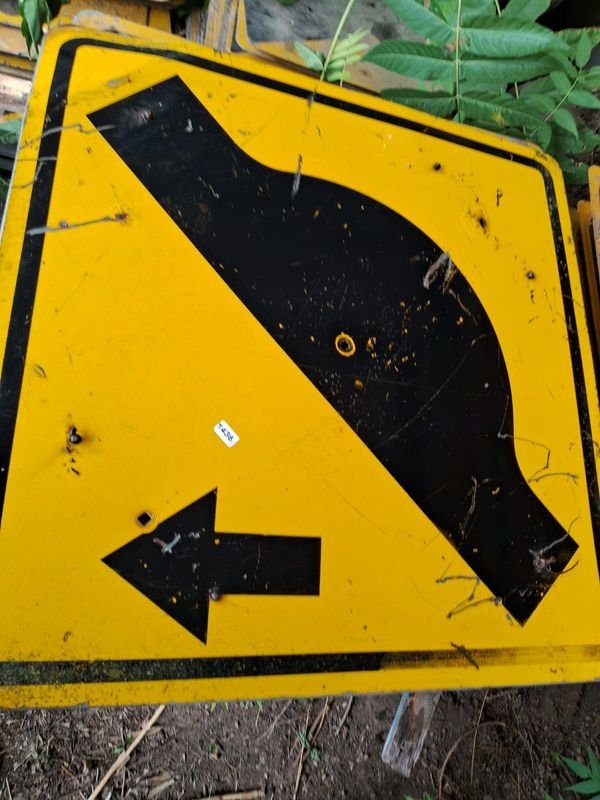 Señal de advertencia de obstáculo central en la vía - imagen 4