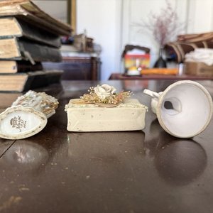 Lote de 3 Artículos Decorativos de Porcelana: Ángel, Canasta y Florero - imagen 4