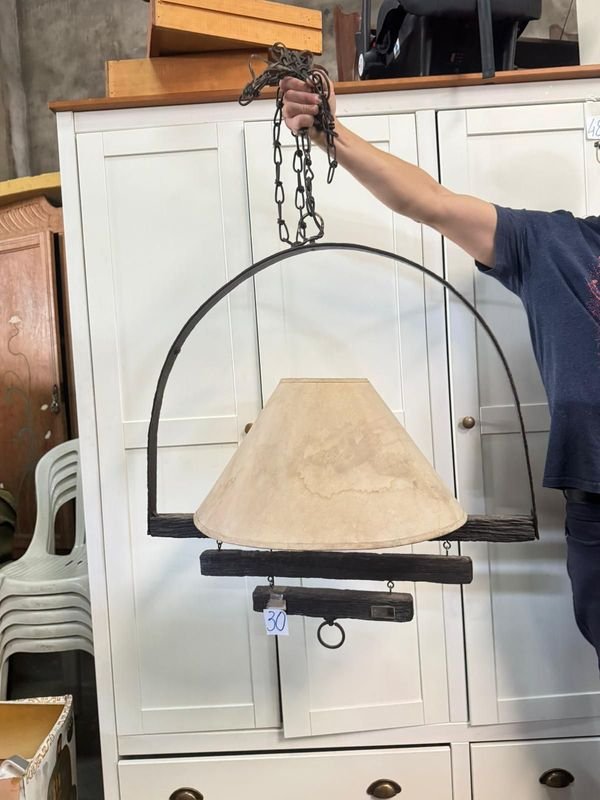 Lote siguiente: Lámpara de techo y perchero de madera dura