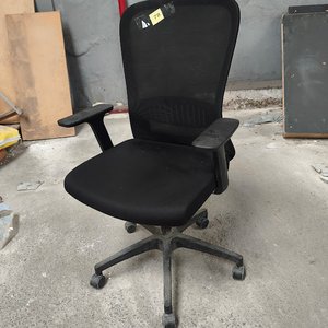 Silla de Oficina Negra con Respaldo de Malla y Ruedas - imagen 3