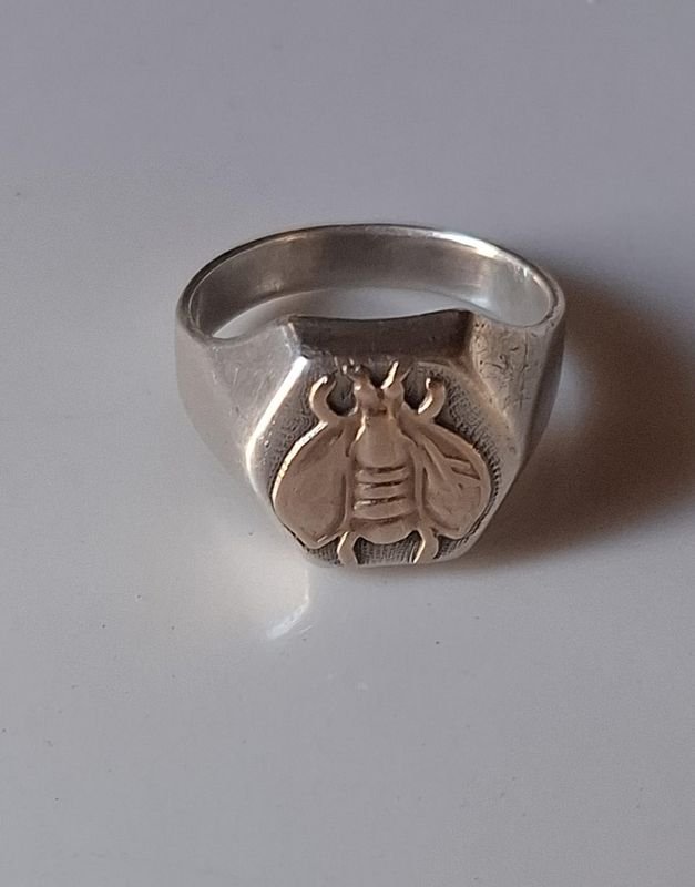 Lote siguiente: Anillo de plata y oro con diseño de mariposa