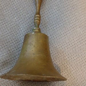 Campana Antigua de Bronce con Mango de Madera - imagen 2