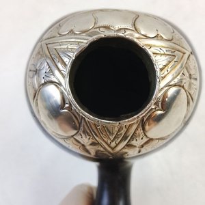 Antiguo Mate de Calabaza con Incrustaciones Metálicas Cinceladas y Decoradas a Mano - imagen 4