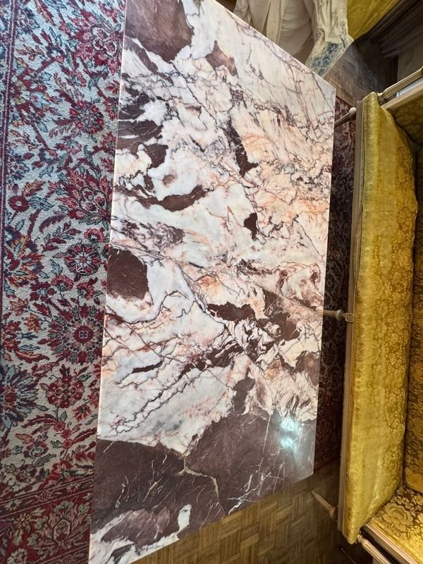 Mesa ratona de madera esculturada y dorada con tapa de mármol - imagen 5