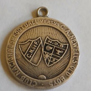 Lote siguiente: Medalla Histórica Club Nacional de Football vs. Newell's Old Boys - Inauguración Gran Parque Central 1923