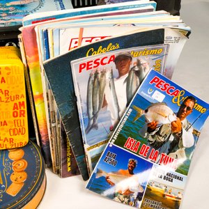 Lote de Latas de Galletas Vintage y Revistas de Pesca - imagen 4
