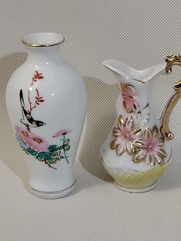Lote de porcelana con florero y jarra - imagen 1