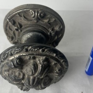 Manijón de Bronce Macizo con Detalles Ornamentales - imagen 2