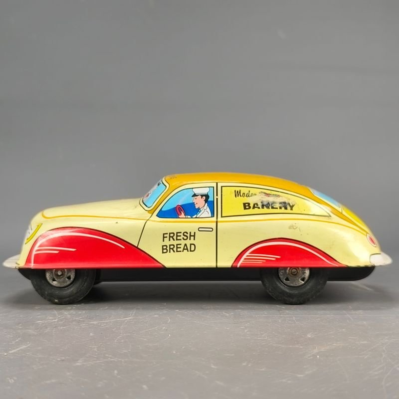 Coche de juguete vintage con diseño litografiado y fricción