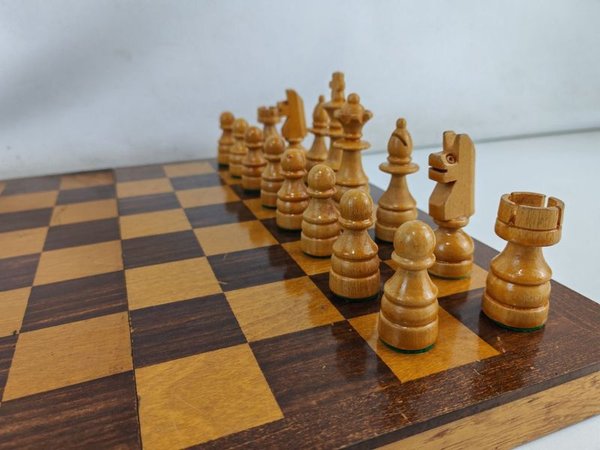 Ajuste de ajedrez completo con tablero y piezas - imagen 3