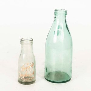 Botella de Leche "Conaprole" 1L y Botellita de Yogurt Vintage - imagen 1