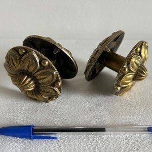 Lote siguiente: Par de Manijas Antiguas de Bronce Macizo con Diseño Floral