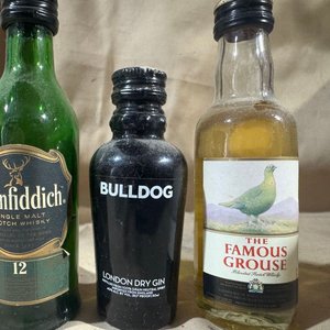 Lote anterior: Lote de Botellas Miniatura de Licores Varios: Glenfiddich, Bulldog Gin y The Famous Grouse