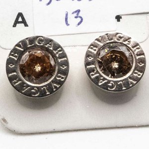 Lote siguiente: Aritos Tornillo con Piedras Marrones y Logo BVLGARI