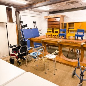 Lote de Muebles y Ayudas de Movilidad: Sillas, Escritorio, Andador y Silla de Ruedas - imagen 4