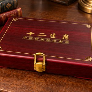 Elegante Estuche Chino para 12 Monedas Conmemorativas - Terciopelo Rojo y Herrajes Dorados - imagen 2