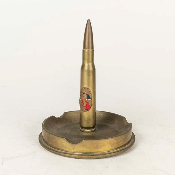 Cenicero de Bronce con Diseño de Bala y Escudo