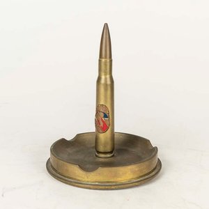 Lote siguiente: Cenicero de Bronce con Diseño de Bala y Escudo