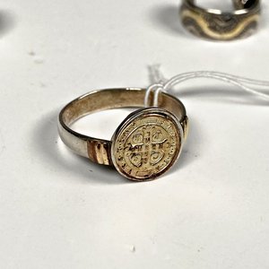 Anillo de Plata y Oro con Medalla de San Benito y Par de Arracadas - imagen 3