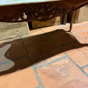 Mesa Ratona Victoriana con Tapa de Mármol y Detalles Tallados - imagen 3