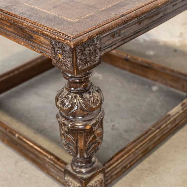 Mesa lateral de estilo Tudor con marqueterie y patas talladas - imagen 3