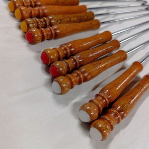 Set de 12 Tenedores o Pinchos para Fondue con Mangos de Madera y Puntas de Colores - imagen 2