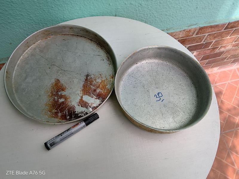 Tray con botella y tapa en buen estado