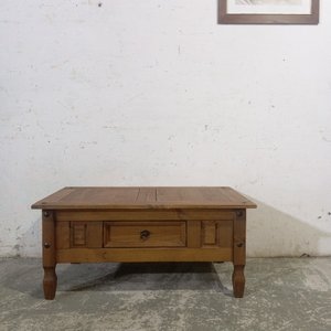 Lote anterior: Mesa de Living Rústica en Madera con Cajón y Detalles de Hierro