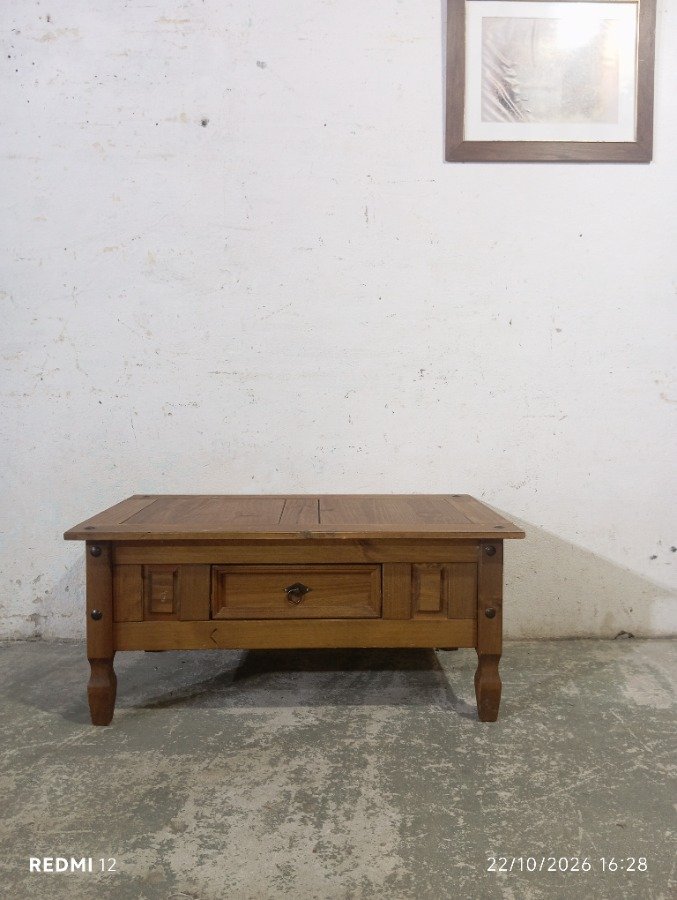 Mesa de Living Rústica en Madera con Cajón y Detalles de Hierro