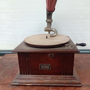 Gramófono Antiguo con Bocina Exterior Roja Desgastada - imagen 3