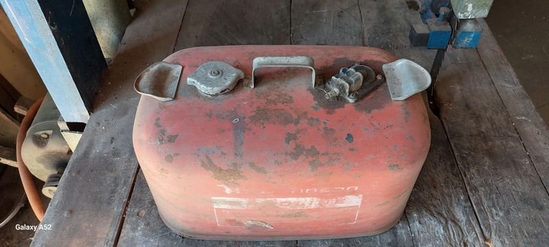 Tanque de combustible rojo para lancha en mal estado - imagen 2