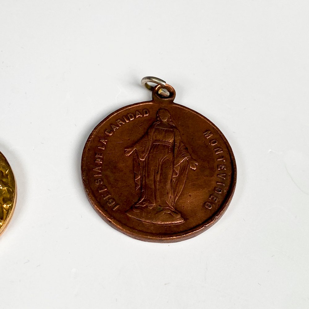 Cuatro piezas de llaveros y medallas - imagen 5