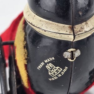 Antiguo Juguete de Lata Japonés: Foca Mecánica con Capa Roja - imagen 5