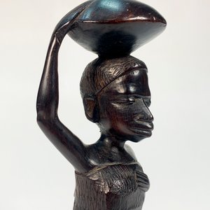 Talla Africana en Madera: Dama con Recipiente en la Cabeza - imagen 2