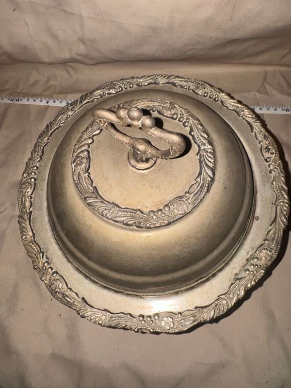 Antigua Fuente de Servicio Cloche con Tapa Labrada - Metal Plateado - imagen 1