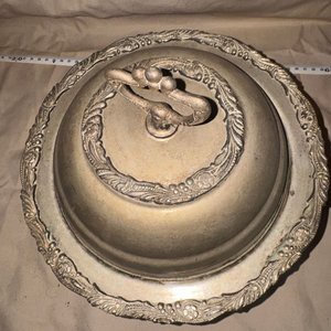 Antigua Fuente de Servicio Cloche con Tapa Labrada - Metal Plateado - imagen 1