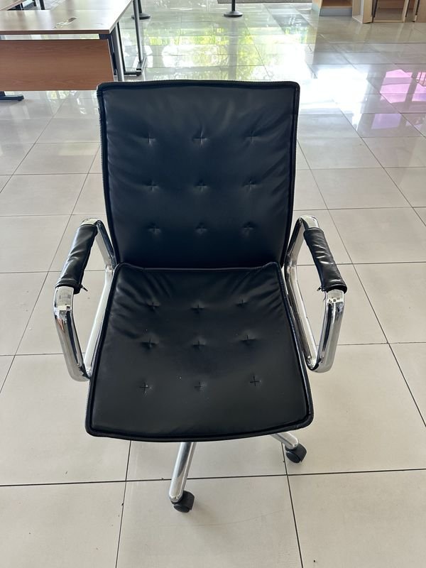 Lote anterior: SILLA DE CUERO EJECUTIVA
